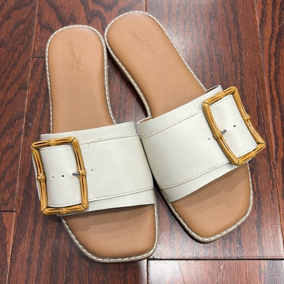 Sandals - Picture 1 of 3